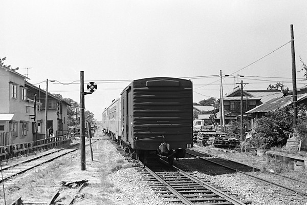嘉瀬駅を出発する混合列車