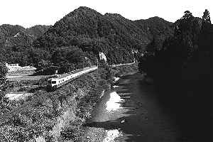 鳳来峡付近を走る列車